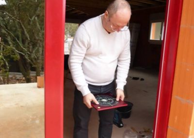 pose de la porte d'entrée d'une maison Feng Shui