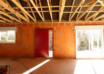 pose de la porte d'entrée d'une maison Feng Shui