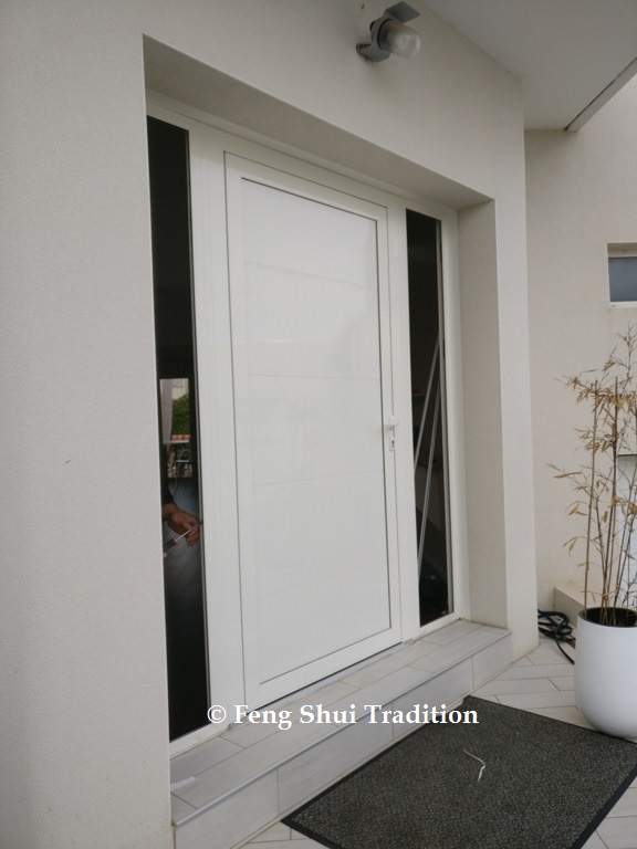 Pose de la porte d'entrée en Feng Shui